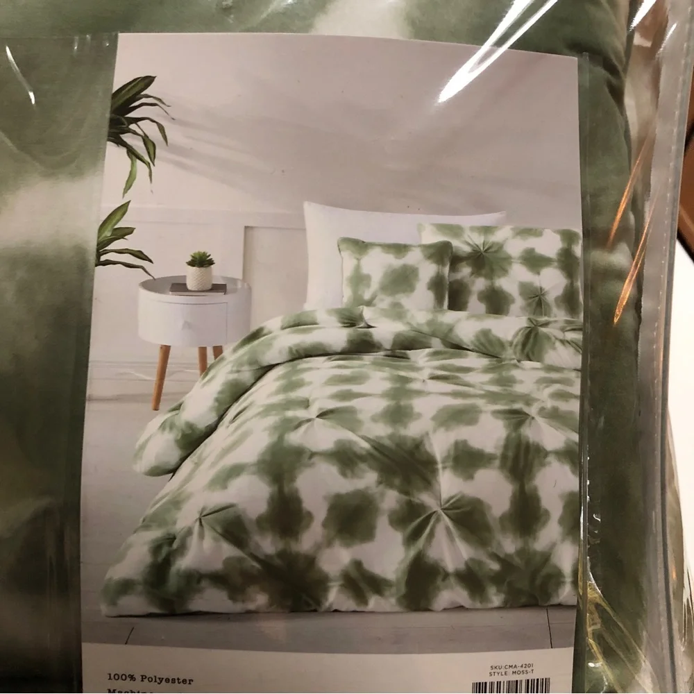 NEW Twin Sz Comforter green & white